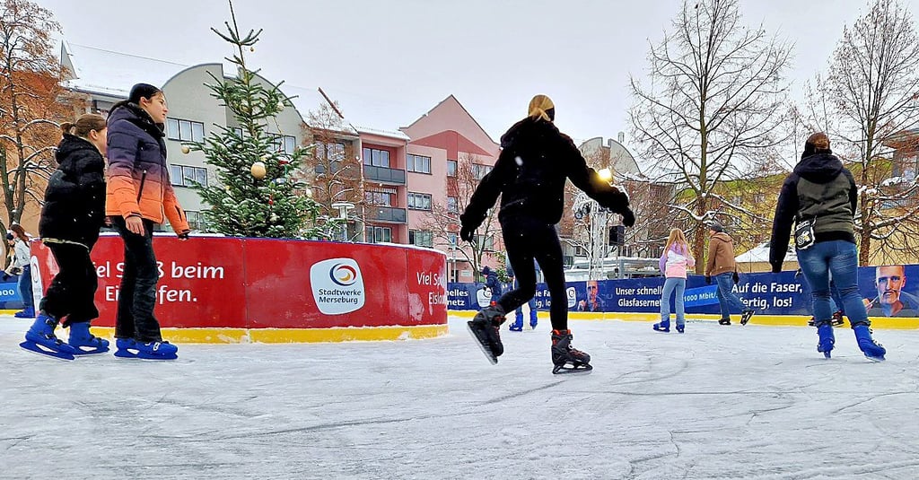 Auf dem Markt in Merseburg wird im Advent wieder eine Eisbahn aufgebaut.