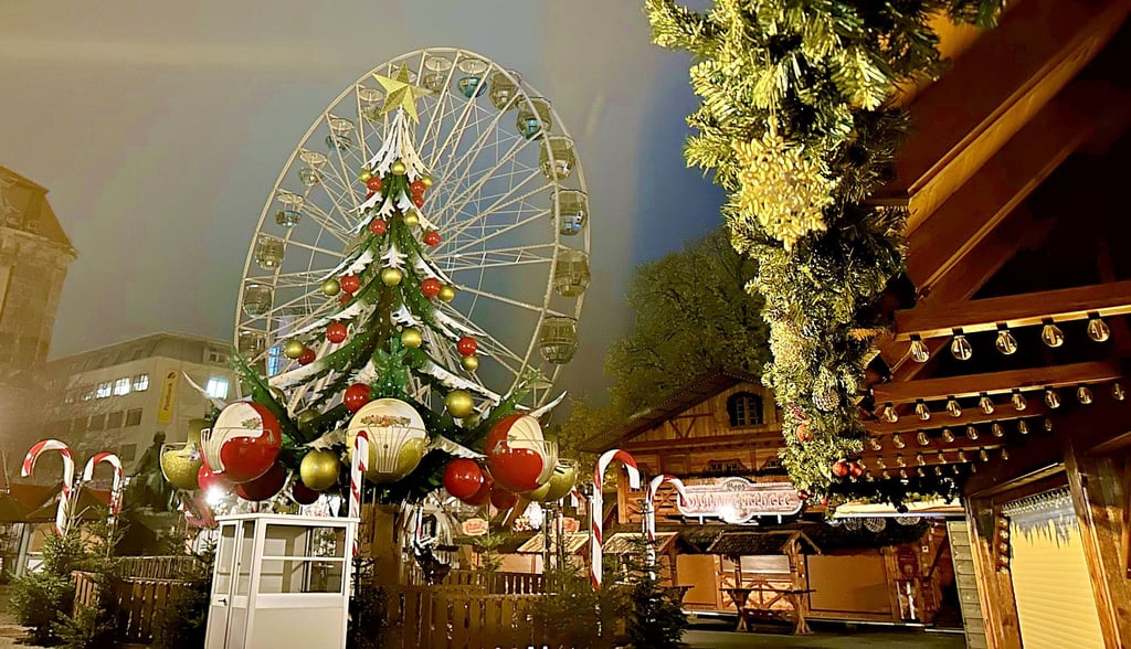 Riesenrad und Hütten für den Weihnachtsmarkt stehen bereits. Eröffnung ist am Freitag, 22. November.