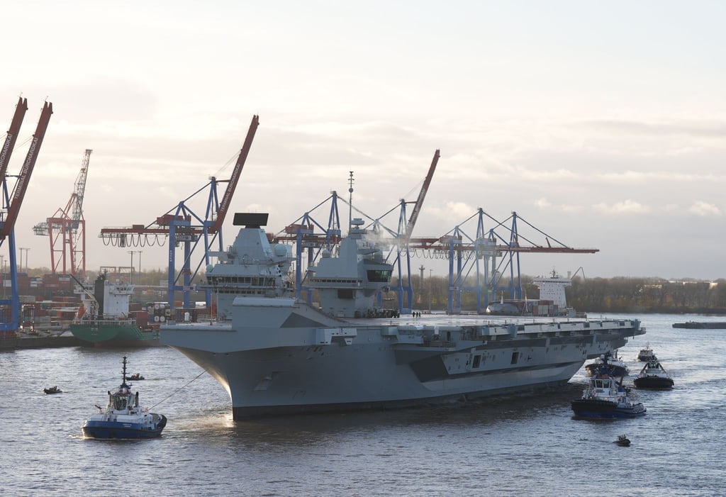Am Nachmittag erreichte ein britischer Flugzeugträger den Hamburger Hafen.