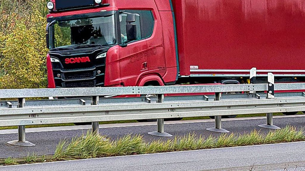 Der Mittelstreifen der B188 zwischen Stendal und Tangermünde ist asphaltiert. Es wächst wieder Gras.