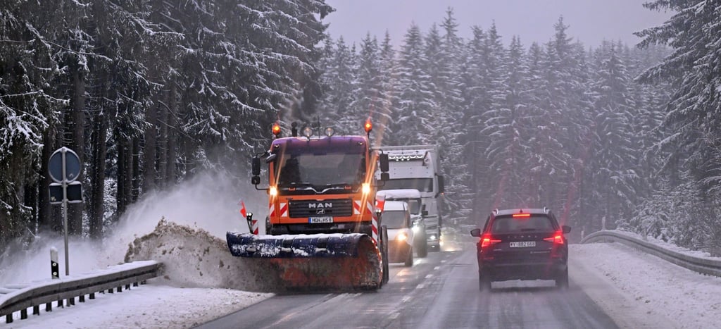 Ein Winterdienstfahrzeug räumt Schnee von der Straße zwischen Oberhof und Ohrdruf. Der nahende Winter hat am Montagmorgen mit Neuschnee auf sich aufmerksam gemacht. (Symbolbild)
