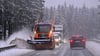 Ein Winterdienstfahrzeug räumt Schnee von der Straße zwischen Oberhof und Ohrdruf. Der nahende Winter hat am Montagmorgen mit Neuschnee auf sich aufmerksam gemacht. (Symbolbild)