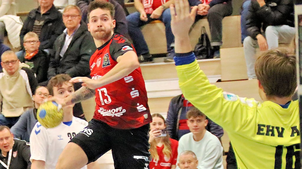Tim Steffen (am Ball) feierte gegen Aue II sein Comeback für den HV Rot-Weiss Staßfurt und konnte direkt ein Tor bejubeln.
