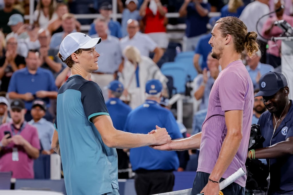 Sie könnten in München wieder aufeinandertreffen: die Tennisstars Alexander Zverev (r) und Jannik Sinner.