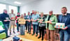 Der Vorlesetag fand auch in der Grundschule An den Linden in Wolmrisleben statt. Zu den Vorlesern gehörten unter anderem der Landtagsabgeordnete Sven Rosomkiewicz (r.) , der Verbandsgemeinde-Bürgermeister Michael Stöhr (5.v.r.) und der Umweltschützer Joachim Lotzing (l.).  