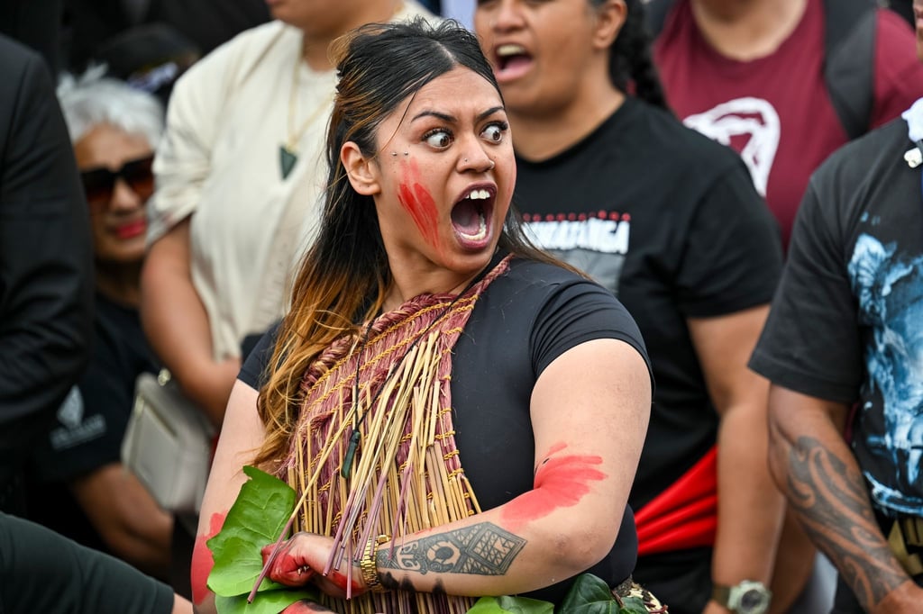 Viele Maori in Neuseeland haben ihrer Traditionen und Bräuche bewahrt. Berühmt ist etwa der rituelle Tanz „Haka“.