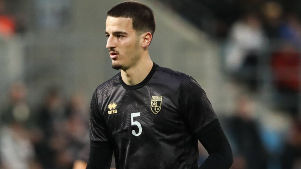 FCM-Spieler Andi Hoti im Trikot der Nationalmannschaft vom Kosovo. Am Montag gab der Verteidiger sein Debüt für die Herren-Auswahl.