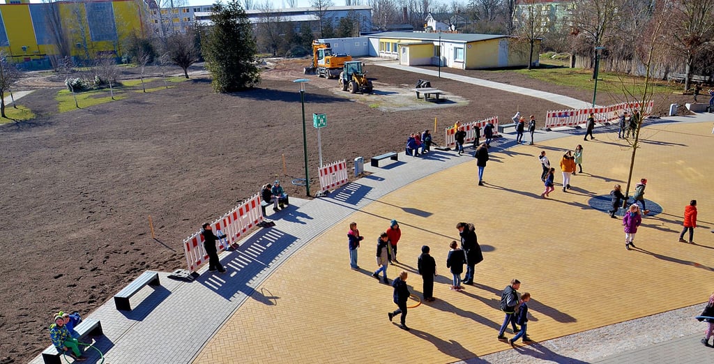 So kahl wie zur Wiedereröffnung der Staßfurter Uhlandschule nach deren Vier-Millionen-Euro-Sanierung vor zwei Jahren ist der Schulhof heute nicht mehr. Auch im Schulgartenbereich sind neue Bäume gepflanzt worden. Dennoch sollen weitere Schattenplätze geschaffen werden.