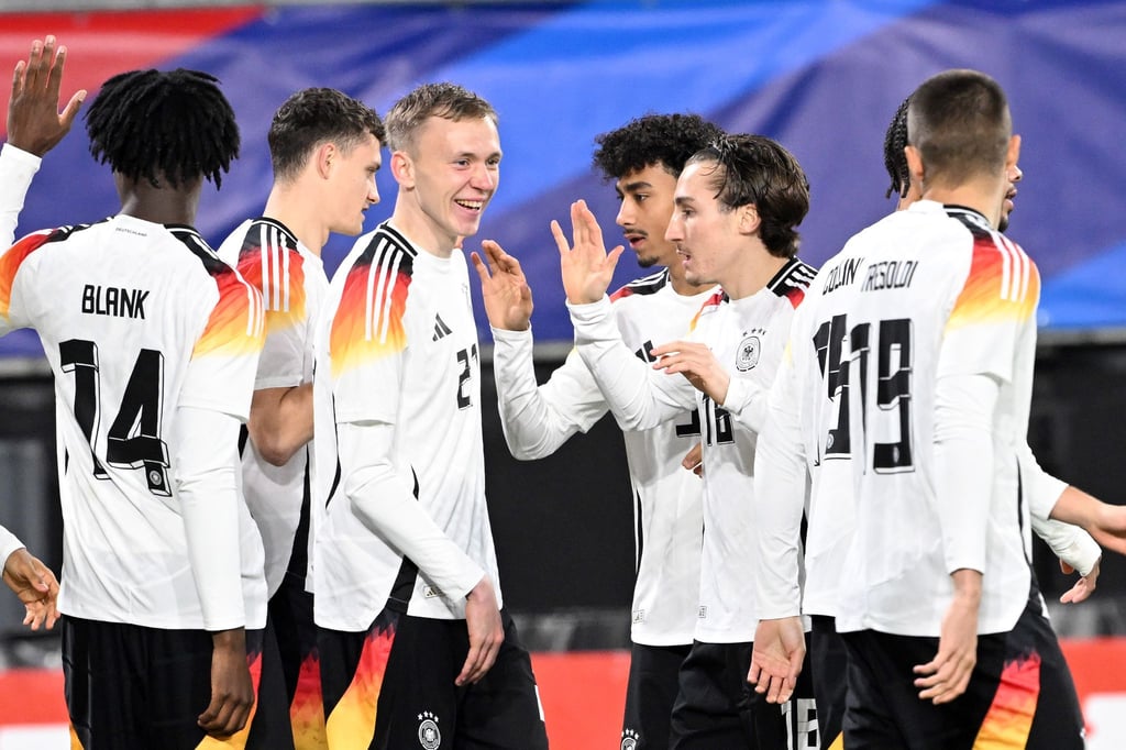 Die deutsche U21 um Doppel-Torschütze Maximilian Beier (3.v.l.) jubelt über die Ungeschlagen-Serie.