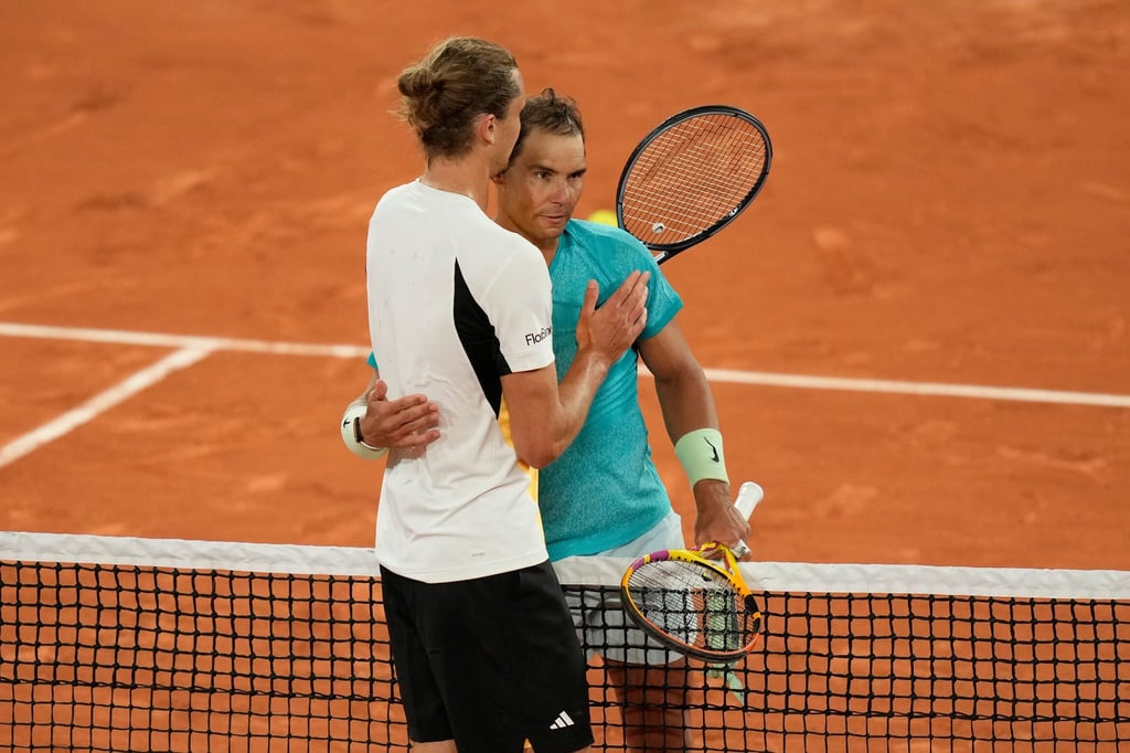 Alexander Zverev (l) besiegte Sandplatzkönig Rafael Nadal im Mai bei dessen letztem Auftritt bei den French Open.