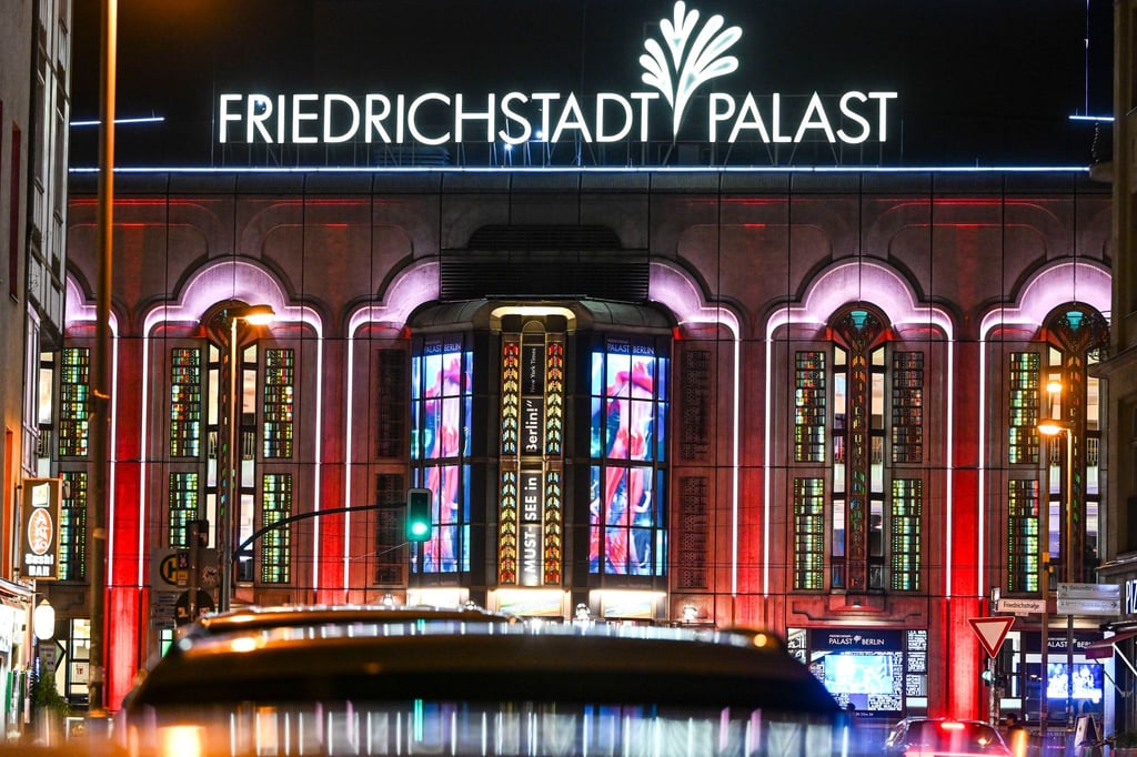 Auch der Friedrichstadt-Palast ist von den Sparmaßnahmen betroffen. (Archivbild)