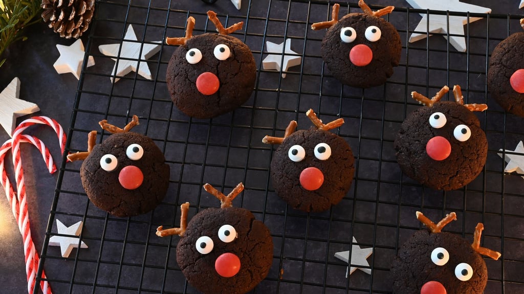 Rot leuchtet die Nase vom Schokokeks-Rudolph. Die Plätzchen passen gut in die Advents- und Weihnachtszeit und sind ganz leicht zu backen.