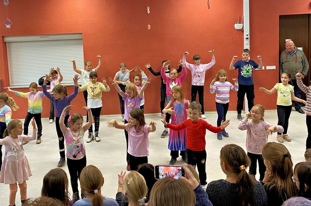 Die Kinder des Horts in Brehna haben eine unterhaltsame Aufführung zur Einweihung dargeboten.