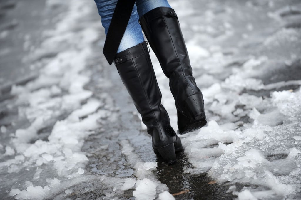 Wer Lederschuhe gepflegt durch das Schmuddelwetter bringen will, sollte sie regelmäßig gut imprägnieren.