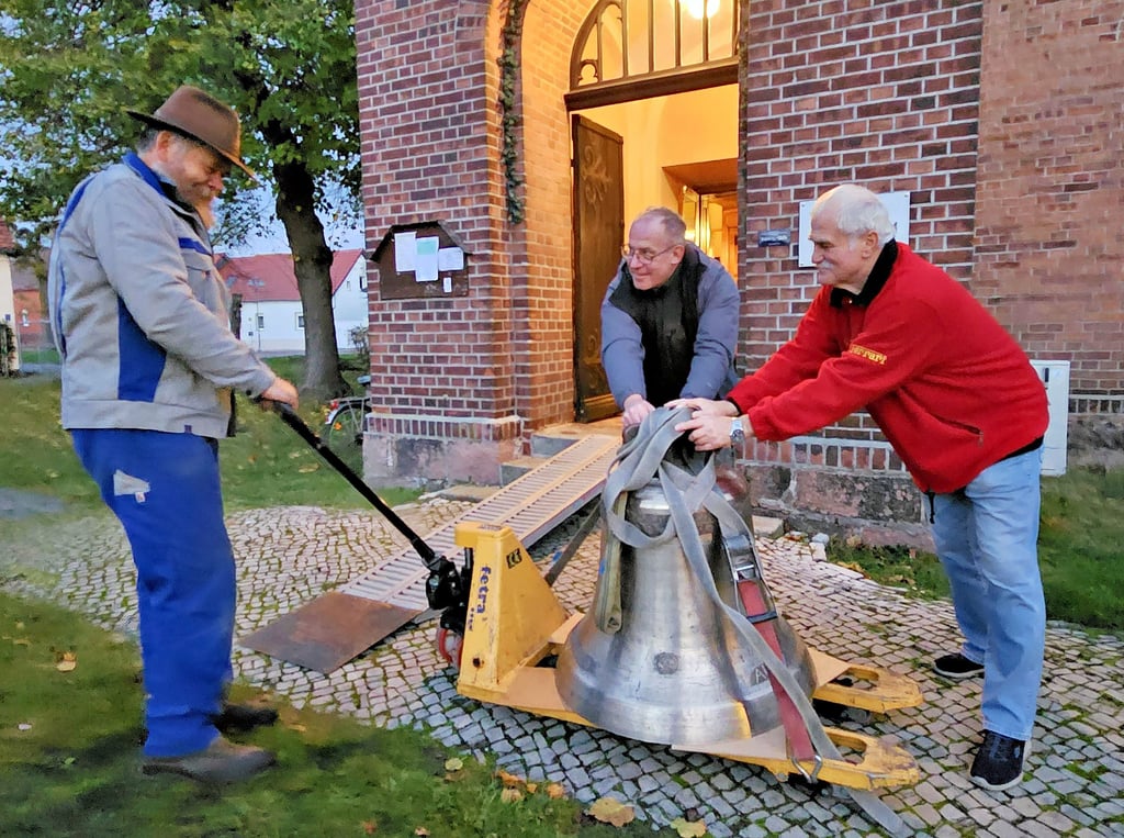 Glockenbauer Chrisitan Beck (li.) hat bei der Anlieferung in Erhard Günther und Hartmut Oschmann (rechts) efrige Helfer an seiner Seite.