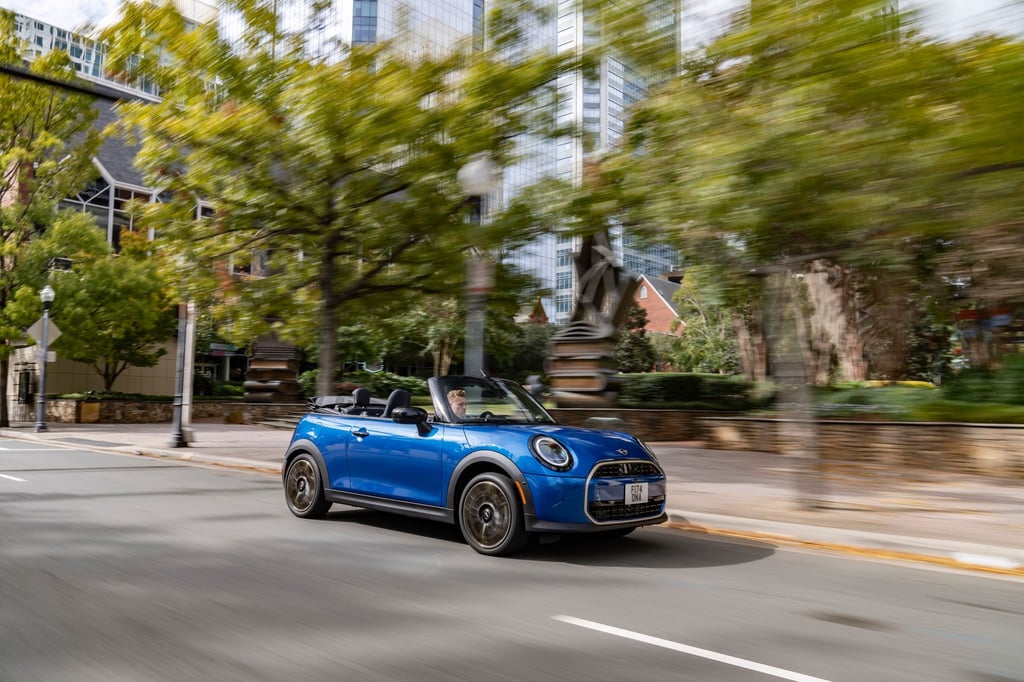 Mini bringt sein Dreitürer-Cabrio ab Frühjahr 2024 mit Stoffverdeck auf den Markt. Gerüchte deuten auf ein mögliches elektrisches Modell hin.