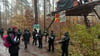 Die Polizei löst das Protestcamp von Tesla-Gegnern im Wald nahe der Tesla-Autofabrik auf. Seit Ende Februar hielten Umweltaktivisten ein Waldstück besetzt.