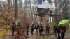 Polizeikräfte sind im Protestcamp der Tesla-Gegner in Grünheide bei Berlin im Einsatz. Die Polizei beendete heute die Besetzung des Waldstücks und entschied, dass die Versammlung aufgelöst wird.