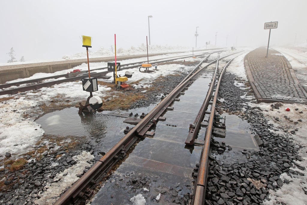 Wegen Sturmwarnungen des DWD haben die Schmalspurbahnen am Brocken den Betrieb eingestellt. (Archivild)