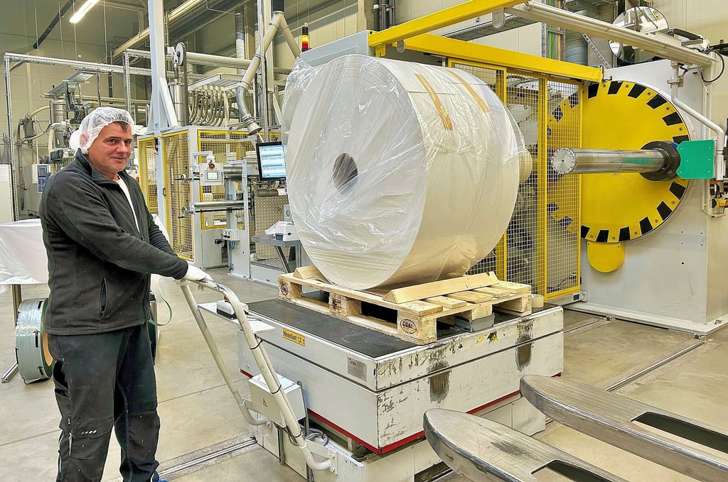 So aufgerollt und fertig für den Versand ins In- und Ausland kommt die Folie im Werk der Fernholz GmbH Schkopau von der Maschine.
