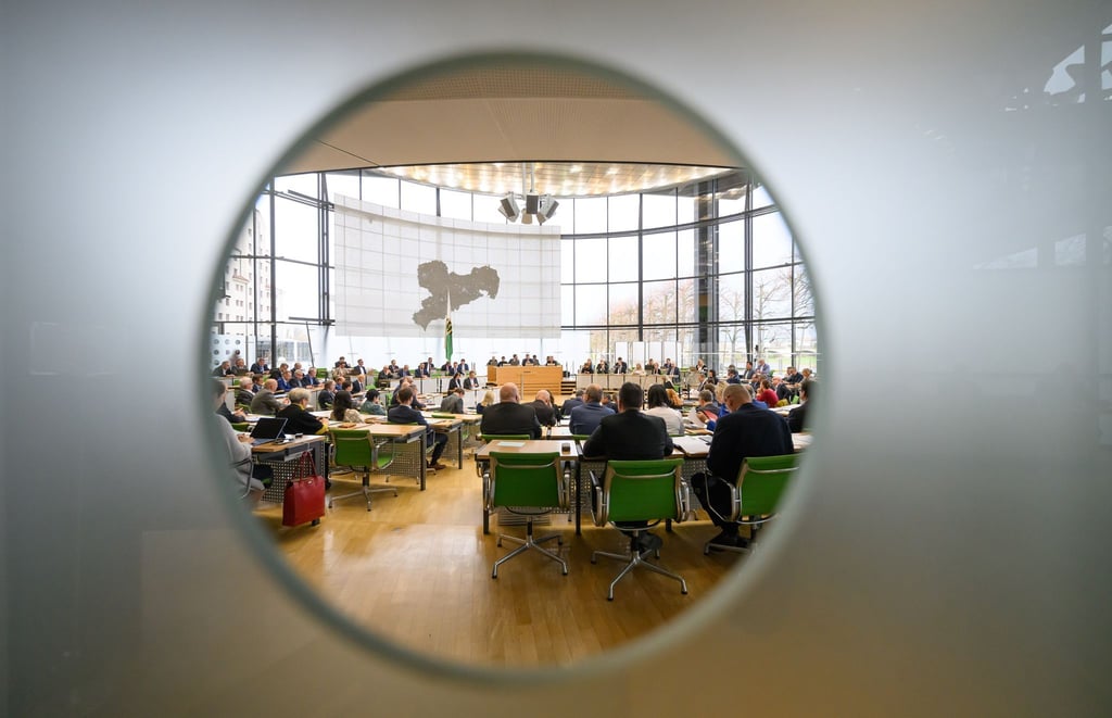 Der Sächsische Landtag diskutiert in einer emotional geführten Debatte über Krieg und Frieden.