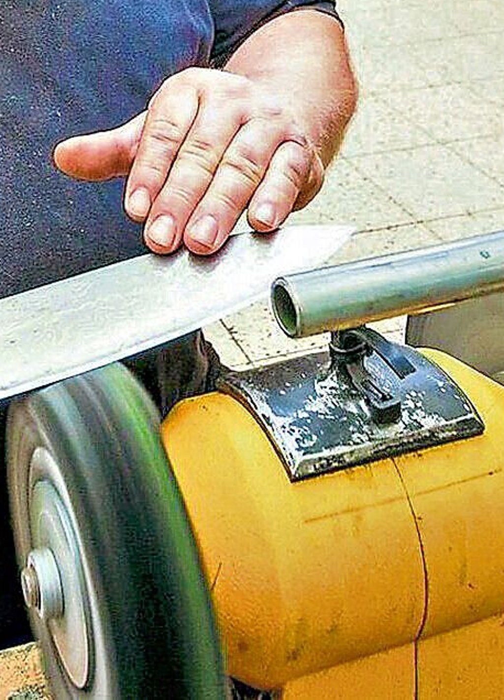 Scherenschleifer bieten auch mobil ihren Dienst an. Auf dem SWM-Markt wird das 2024 nicht mehr angeboten.