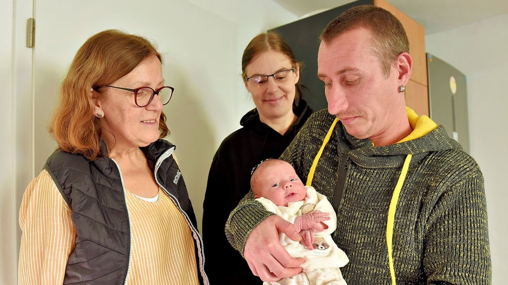 Die kleine Elisabeth Marie – hier mit ihrer Mama Alice Ernst, Hebamme Ulrike Hager und ihrem Papa Patrick Werthmann – kam am 7. November innerhalb von Minuten in der Frauenarztpraxis zur Welt.