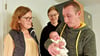 Die kleine Elisabeth Marie – hier mit ihrer Mama Alice Ernst, Hebamme Ulrike Hager und ihrem Papa Patrick Werthmann – kam am 7. November innerhalb von Minuten in der Frauenarztpraxis zur Welt.