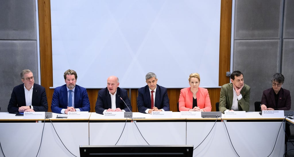 Franziska Giffey (3. von rechts, SPD) nimmt Abschied vom 29-Euro-Ticket.