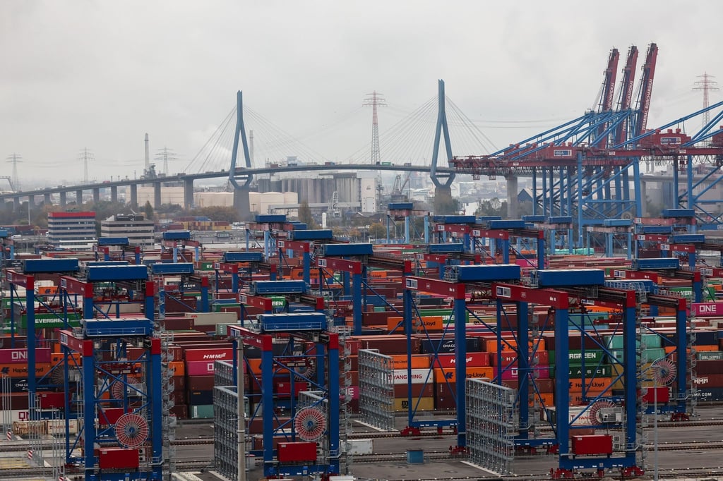 Container lagern auf dem Containerterminal Burchardkai im Hamburger Hafen.