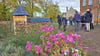 Der Dorfplatz in Wahrburg wurde mit neuen Bänken, Mülleimern, einem Insektenhotel und einem großen Blumenbeet ausgestattet. 