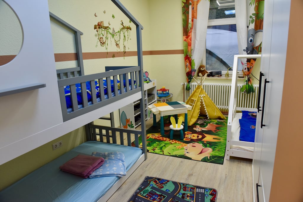 Die Wohngruppe, die einem Kleinstkinderheim ähnelt, wird vom Verein „Zwergenstübchen“ betrieben.
