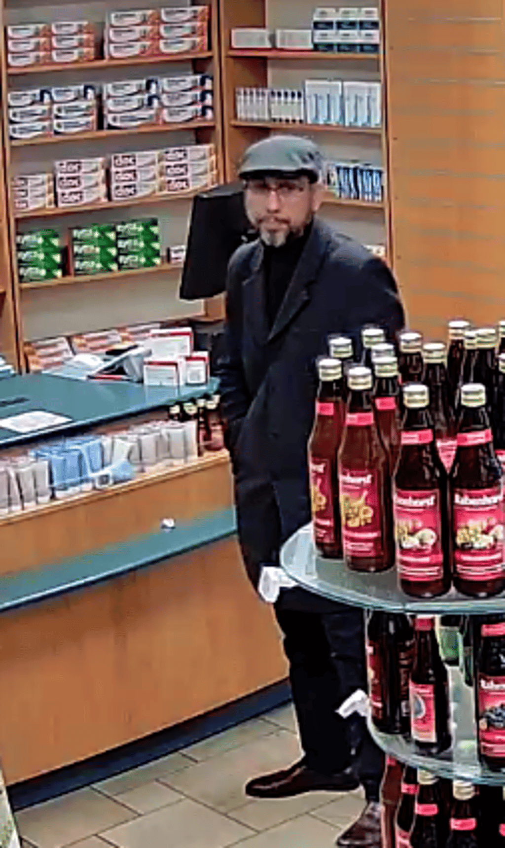 Gefälschtes Rezept in einer Apotheke in Wallhausen: Wer kennt diesen Mann?