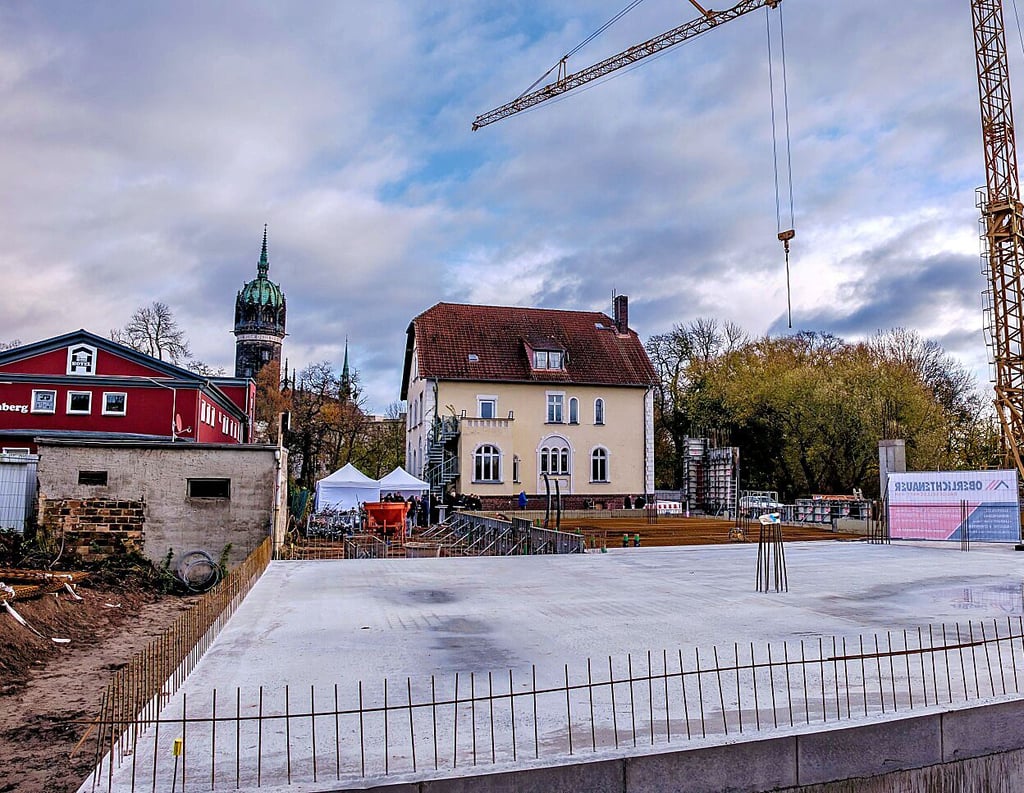 Errichtet wird das neue Kreisarchiv hinter jener Villa, die einmal einen Kindertreff beherbergte, sowie in Nachbarschaft zum Unesco-Welterbe Schlosskirche.