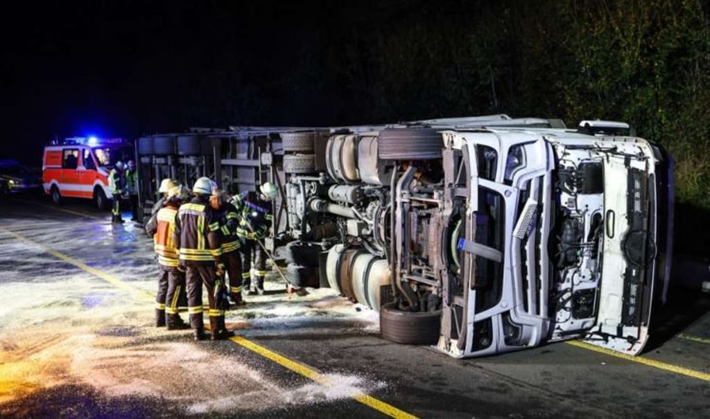 Bei Blankenburg war auf der A36 im Harz ein Lkw umgestürzt.