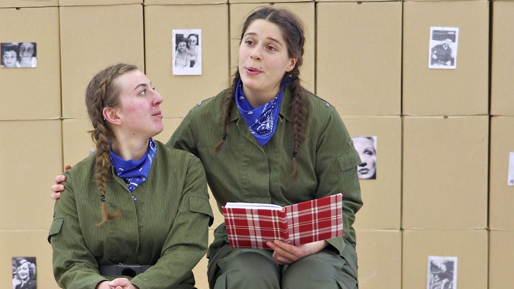 Die Schauspielerinnen Laura Egger und Lotta Zühlke (v. li.) des Theaters „Scheselong“ führten das Stück zu Anne Frank in der Sekundarschule Parey für die 8. und 10. Klassen auf.