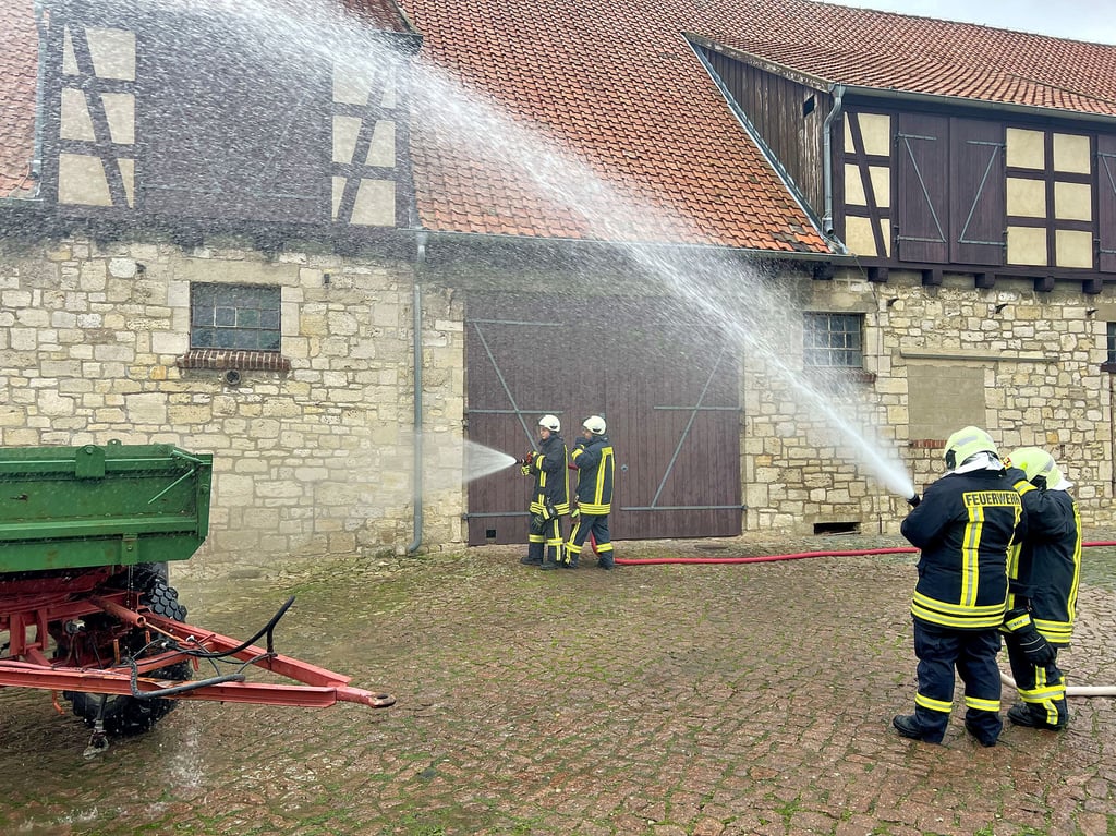 Der jährliche Grundlehrgang der Feuerwehr fand dieses Mal in Anderbeck statt.