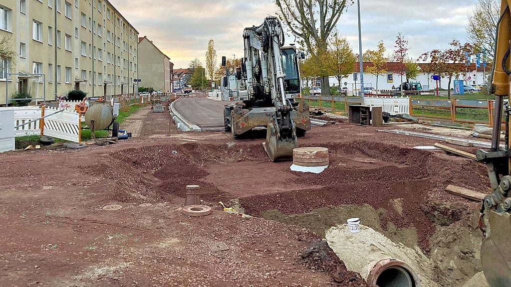 Zu Wochenbeginn sah es noch nicht so aus, doch nun wird der erste Bauabschnitt der Holzstraße fertiggestellt.
