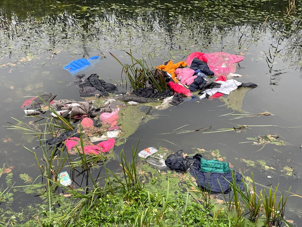 Am Montag wurde diese Kleidung im Königsgraben bei Kalbe entdeckt. Am Mittwoch hatte sie sich bereits weiträumig verteilt.