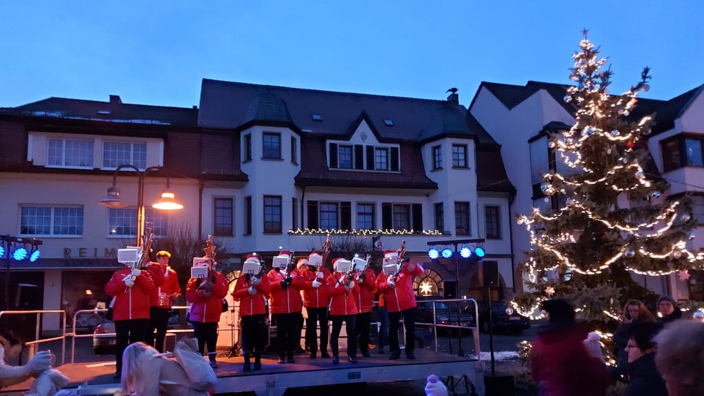 Am 7. Dezember findet der traditionelle Weihnachtsmarkt in Teuchern statt. Auch die SchalmeienkapelleWernsdorf wird wieder auftreten.
