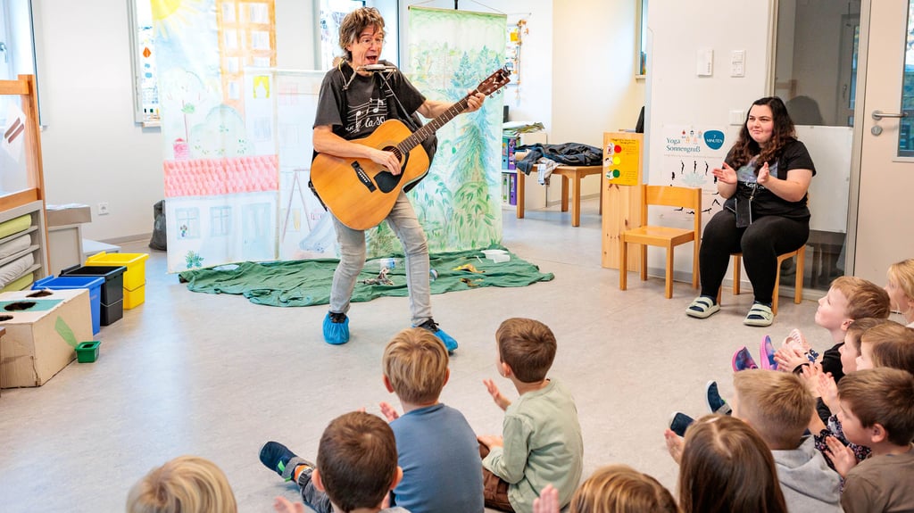 Udo Zschiesche bringt sein Theaterstück über Umweltschutz und Müllvermeidung zu den Mädchen und Jungen in die Kita Gänseblümchen nach Kretzschau.