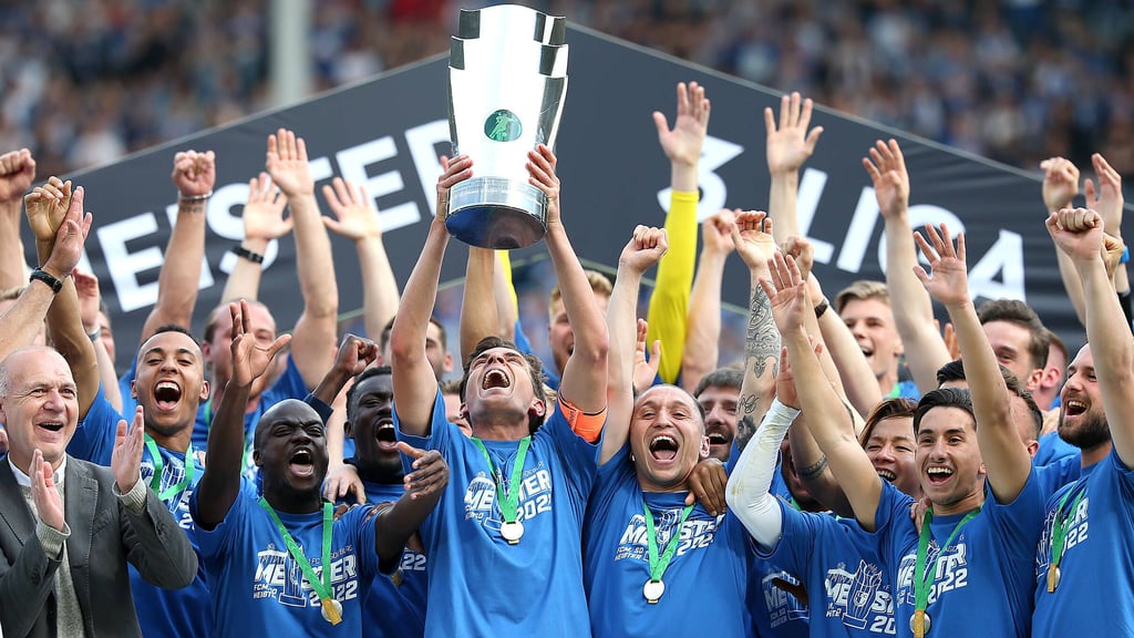 Die Spieler und Funktionäre vom 1. FC Magdeburg feiern die Drittliga-Meisterschaft 2021/22.