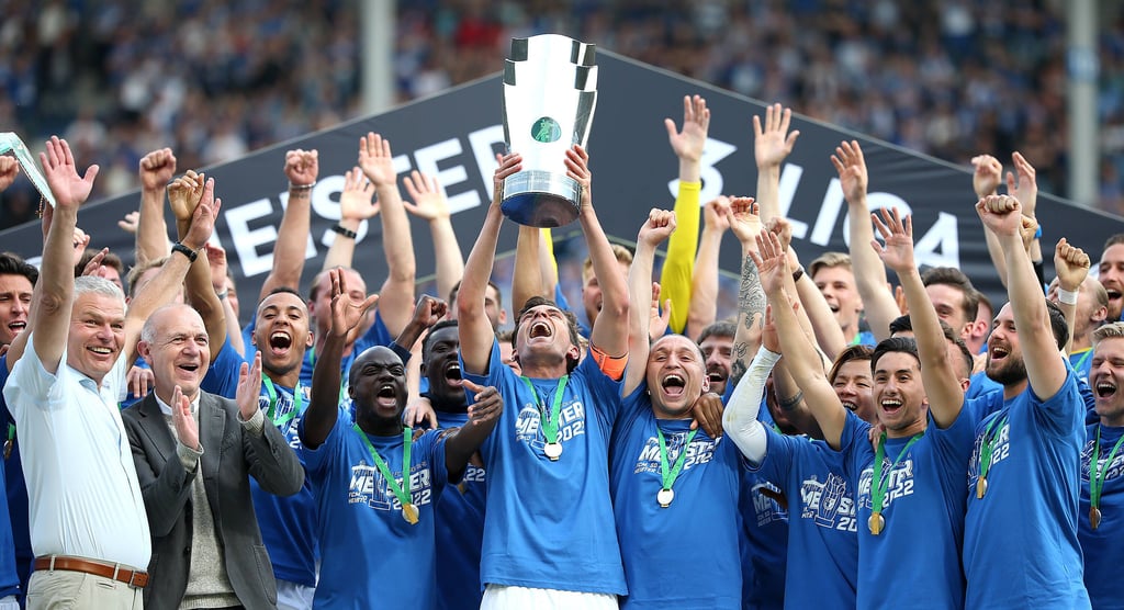 Die Spieler und Funktionäre vom 1. FC Magdeburg feiern die Drittliga-Meisterschaft 2021/22.