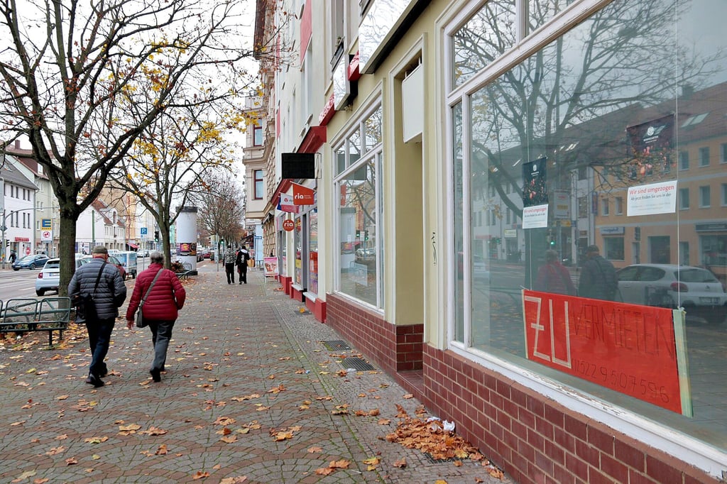 Blick in die Halberstädter Straße: Rechts sucht ein Ladenlokal nach einem neuen Mieter.