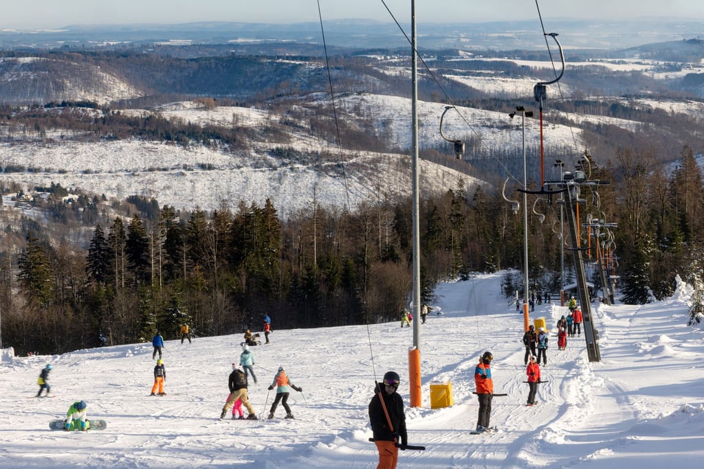 Die kommende Wintersaison im größten Thüringer Skigebiet ist nach der Insolvenz des bisherigen Betreibers nun gesichert. (Archivbild)
