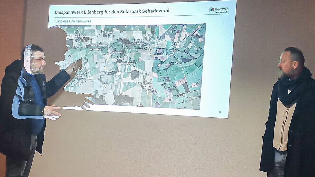 Wallstawes Bürgermeister Ralph Jürges (links) wollte vom technischen Leiter Sebastian Bottcher mehr über das geplante Umspannwerk wissen.