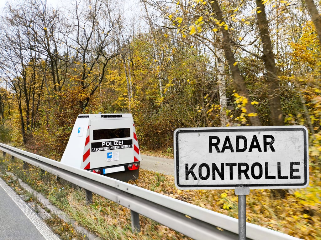 Einen Raser hat die Polizei im Landkreis Stendal auf der A14 erwischt.