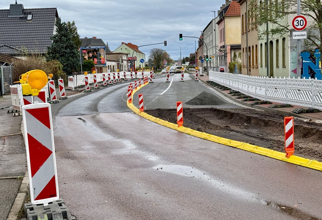 Blick auf die Baustelle B184 hinter der Zerbster Brücke in Roßlau.