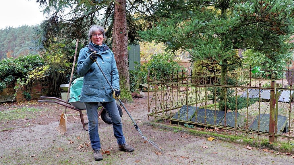 Caren Pfundt engagiert sich ehrenamtlich für den Friedhof in Wulkau. Zusammen mit weiteren Helfern sorgt sie für die Gestaltung der Flächen.