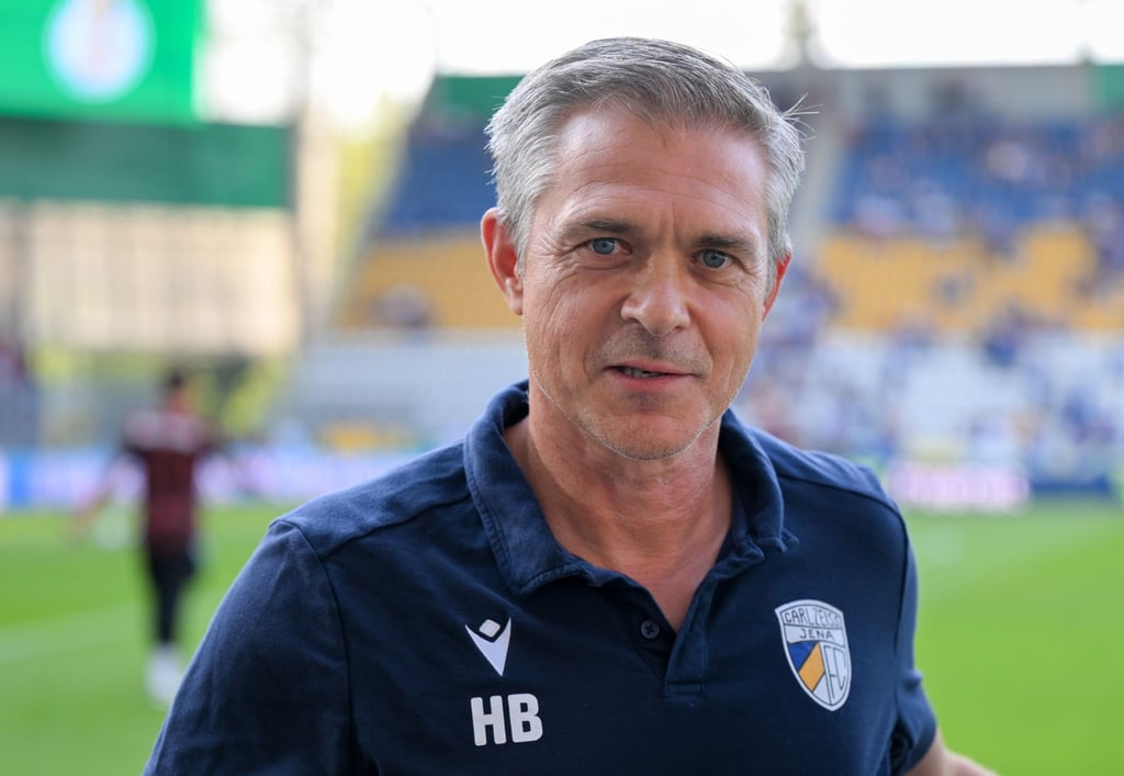 Fußball-Regionalligist FC Carl Zeiss Jena muss bis zur Winterpause auf Trainer Henning Bürger verzichten.